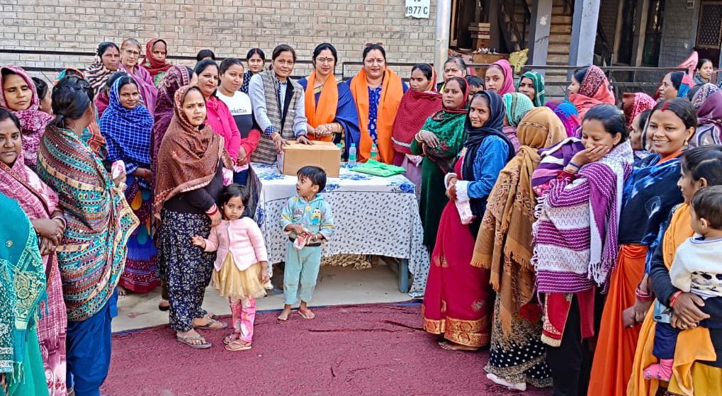 नारी जागृति ग्रुप ने धनास स्मॉल फ्लैट में वितरित किए सेनेटरी नैपकिन