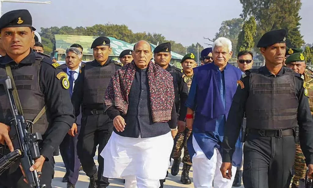रक्षा मंत्री राजनाथ सिंह सुरक्षा स्थिति की समीक्षा करने के लिए जम्मू पहुंचे Defense Minister Rajnath Singh arrives in Jammu to review security situation