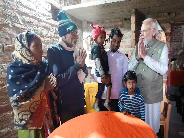 अयोध्या दौरे पर धनीराम मांझी के घर पहुंचे पीएम मोदी, देशवासियों से 22 जनवरी को घर पर दीप जलाने का किया आग्रह PM Modi reached Dhaniram Manjhi's house during Ayodhya tour, urged countrymen to light lamps at home on 22 January