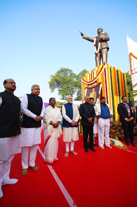 राष्ट्रपति, उपराष्ट्रपति और प्रधानमंत्री ने बाबा साहेब डॉ. बी.आर. अम्बेडकर को की पुष्पांजलि अर्पित
