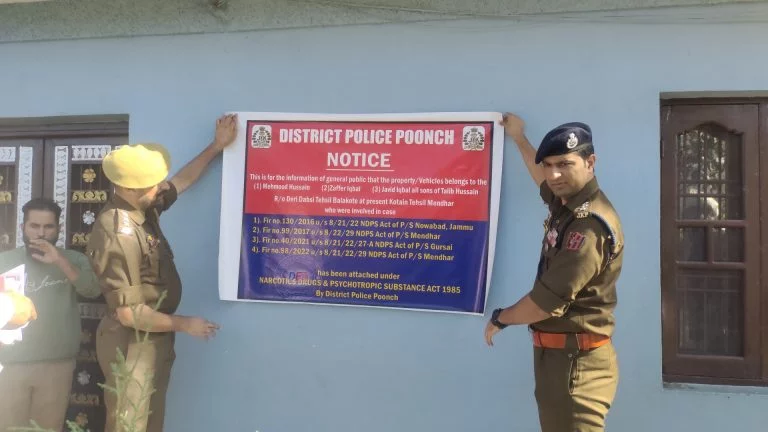पुलिस ने जम्मू-कश्मीर में कुख्यात ड्रग तस्करों की लाखों की संपत्ति, की कुर्क