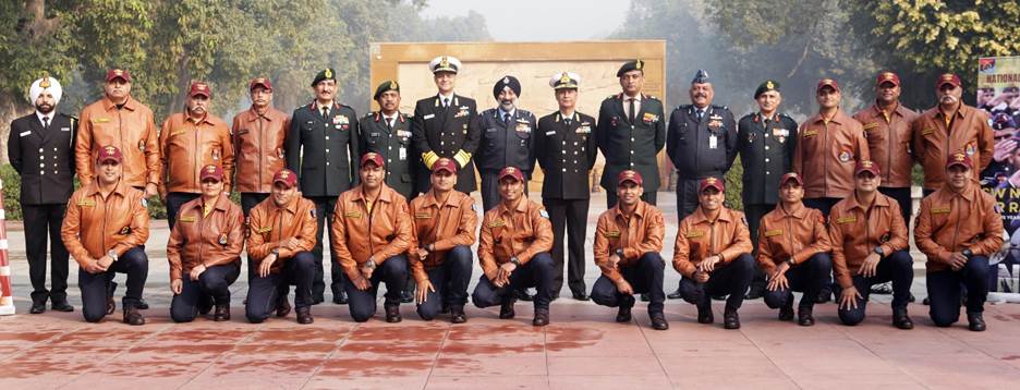 सीआईएससी लेफ्टिनेंट जनरल जेपी मैथ्यू ने एनडीए के 75 गौरवशाली वर्षों के उपलक्ष्य में राष्ट्रीय युद्ध स्मारक पर जेएसडब्ल्यू-एनडीए कार रैली को दिखाई हरी झंडी CISC Lt Gen JP Mathew flags off JSW-NDA car rally at National War Memorial to commemorate 75 glorious years of NDA