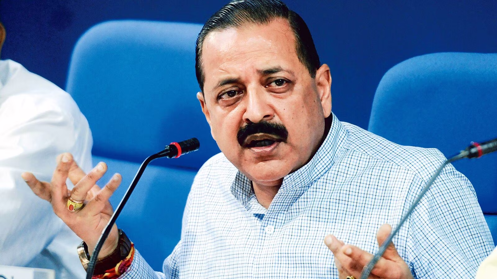 दुनिया भारत को कोविड प्रबंधन और वैक्सीन की सफलता के लिए मॉडल के रूप में देखती है: डॉ. जितेंद्र सिंह