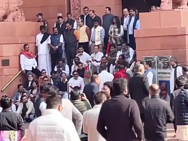लोकसभा सचिवालय का फैसला- निलंबित सांसद संसद की चेंबर, लॉबी और गैलरी में नहीं कर सकते एंट्री