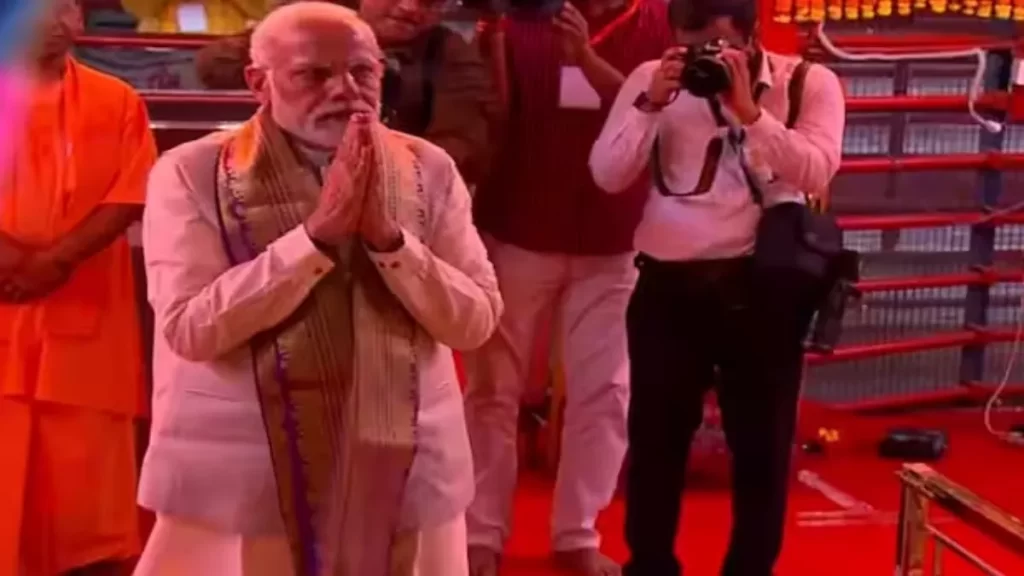 सज-धज क अयोध्य तैयार, पीएम मोदी आज एयरपोर्ट, रेलवे स्टेशन का करेंगे उद्घाटन; हजारों करोड़ की परियोजनाओं की देंगे सौगात Ayodhya is fully decorated, PM Modi will inaugurate the airport, railway station today; Will gift projects worth thousands of crores