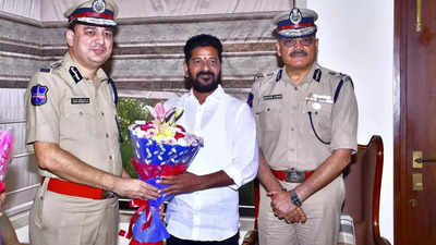 तेलंगाना के डीजीपी को सस्पेंड करने का आदेश, कांग्रेस अध्यक्ष के आवास पर जाकर की थी मुलाकात