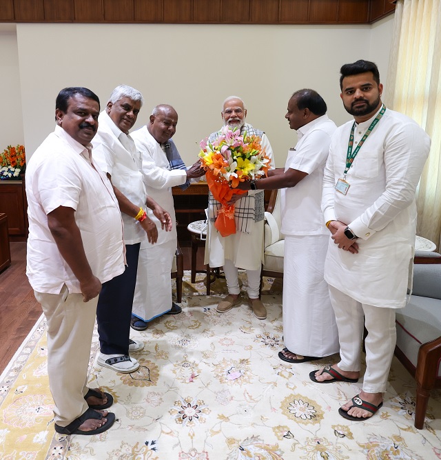 पीएम मोदी ने पूर्व पीएम एचडी देवेगौड़ा, जेडीएस के कर्नाटक प्रमुख और एचडी रेवन्ना से की मुलाकात