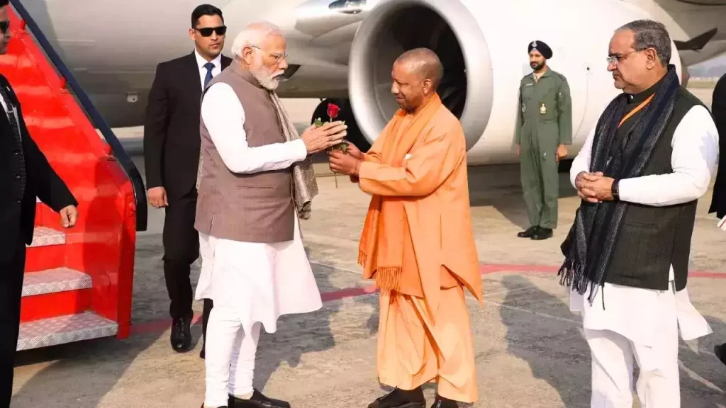 पीएम मोदी के दौरे से पहले अयोध्या पहुंच योगी ने लिया तैयारियों का जायजा, रामलला के दर्शन किये Yogi reached Ayodhya before PM Modi's visit, took stock of the preparations, had darshan of Ramlala