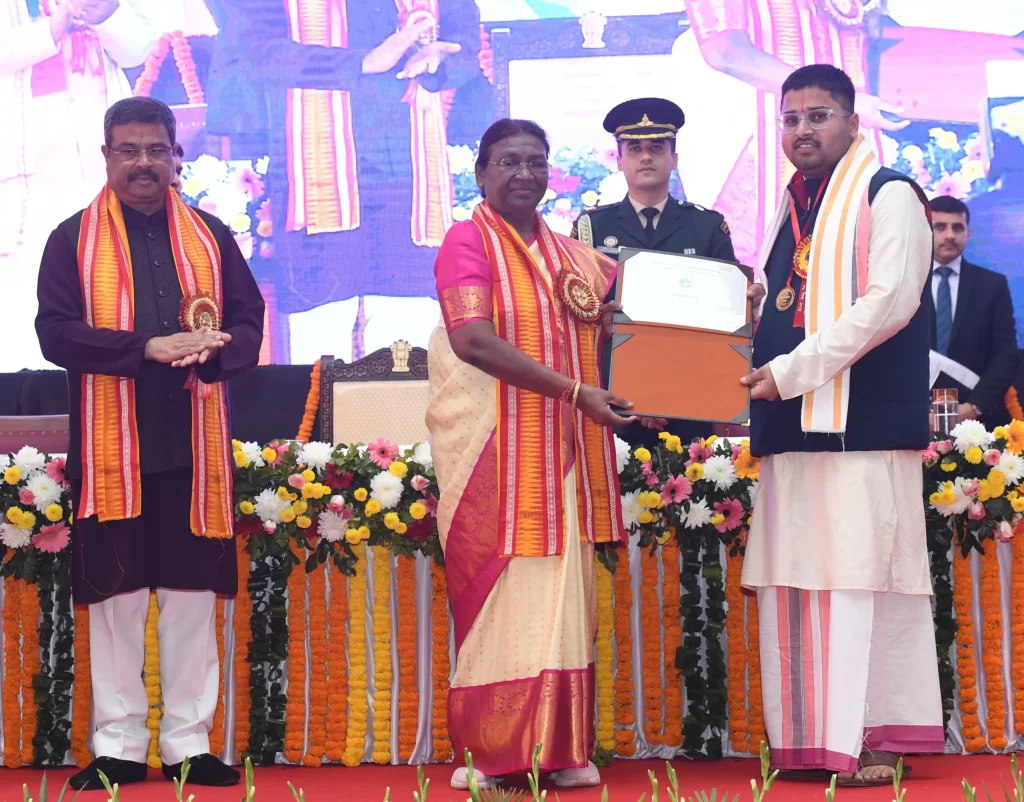 राष्ट्रपति ने श्री लाल बहादुर शास्त्री राष्ट्रीय संस्कृत विश्वविद्यालय के प्रथम दीक्षांत समारोह में लिया भाग