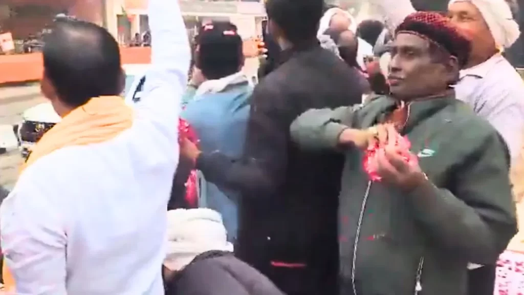 पीएम के स्वागत में पहुंचे बाबरी मस्जिद-राम मंदिर विवाद में पक्षकार रहे इकबाल अंसारी, बोले- न्योता मिला तो प्राण प्रतिष्ठा में जाएंगे Iqbal Ansari, who was a party in the Babri Masjid-Ram Mandir dispute, arrived to welcome the PM, said - if invited, I will go to Pratistha