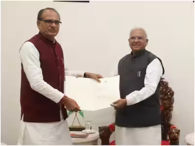 शिवराज सिंह चौहान ने राज्यपाल को सौंपा इस्तीफा, नए सीएम मोहन यादव को दी बधाई