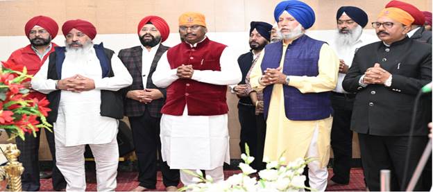 केंद्रीय मंत्री अर्जुन मुंडा ने आज झारखंड के जमशेदपुर में वीर बाल दिवस के ऐतिहासिक कार्यक्रम में भाग लिया Union Minister Arjun Munda participated in the historic program of Veer Bal Diwas in Jamshedpur, Jharkhand today