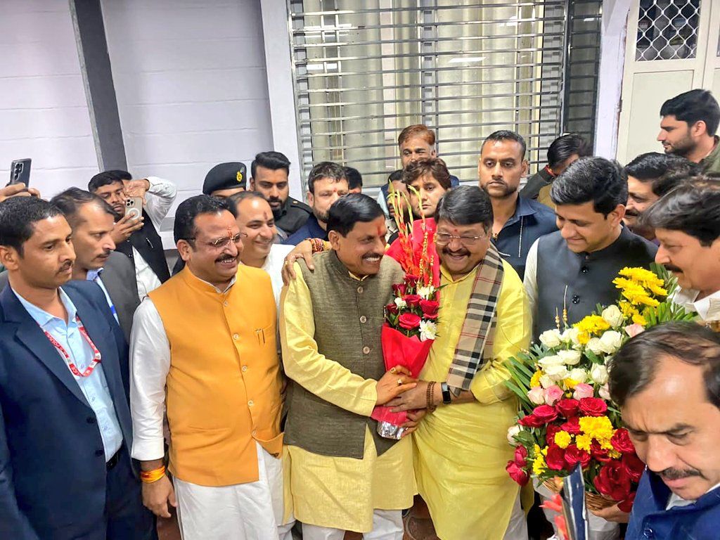 कैलाश विजयवर्गीय से मुख्यमंत्री मोहन यादव ने की मुलाकात
