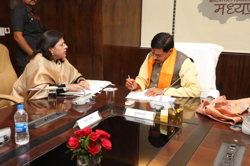 सीएम मोहन यादव का पहला एक्शन, वरिष्ठ नेता रामकृष्ण कुसुमरिया को पिछड़ा वर्ग आयोग का अध्यक्ष बनाए जाने के आदेश पर किए हस्ताक्षर किए