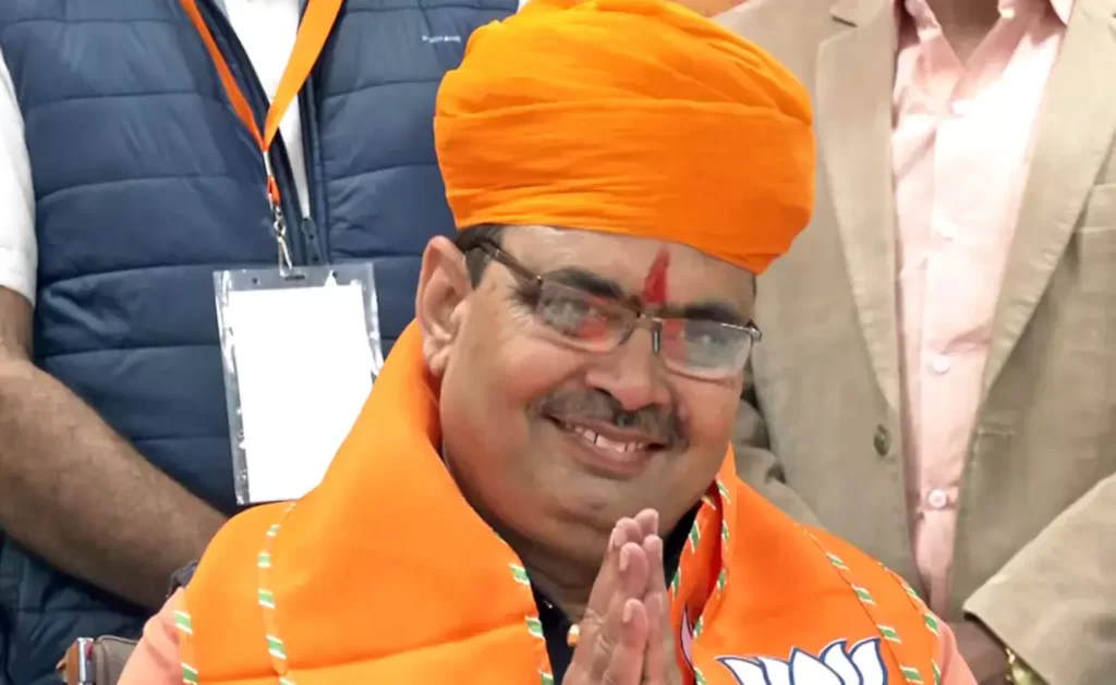 बाल-बाल बचे राजस्थान के नए मुख्यमंत्री, अनियंत्रित होकर नाले में गिरी कार Rajasthan's new Chief Minister narrowly escapes as car goes out of control and falls into drain