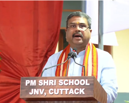 एफ4एस के अंतर्गत कटक, ओडिशा में फुटबॉल वितरण कार्यक्रम में शामिल हुए केन्द्रीय मंत्री धर्मेन्द्र प्रधान