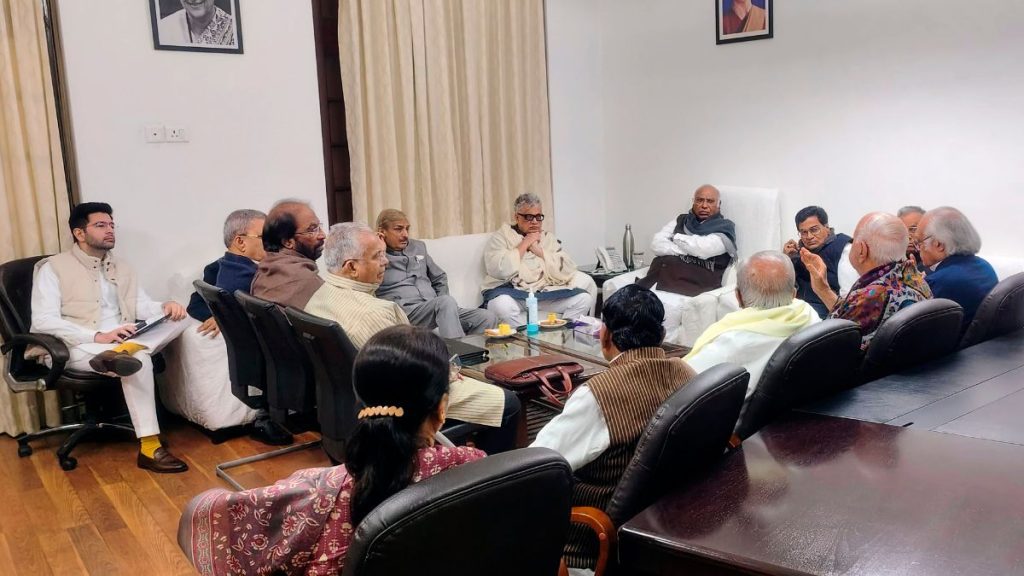 लोकसभा में सुरक्षा उल्लंघन मामलें में विपक्षी दलों ने केंद्र सरकार को घेरा, जानें क्या बोले कांग्रेस और आप नेता