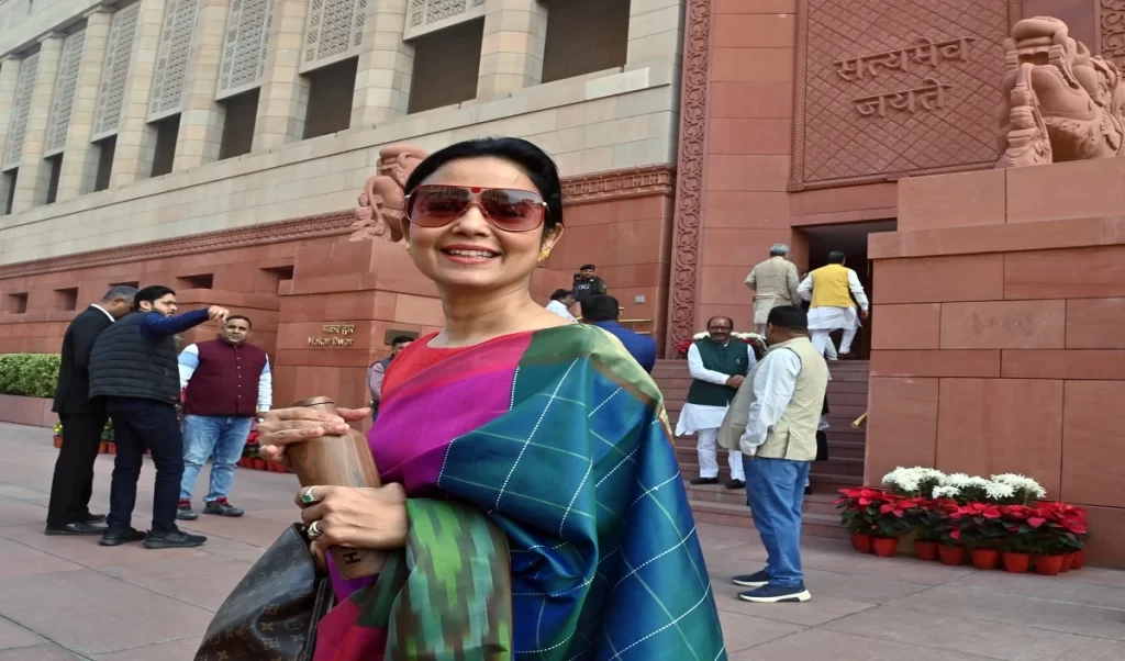 लोकसभा में पेश हुई महुआ मोइत्रा की रिपोर्ट, हंगामे के बाद कार्यवाही स्थगित