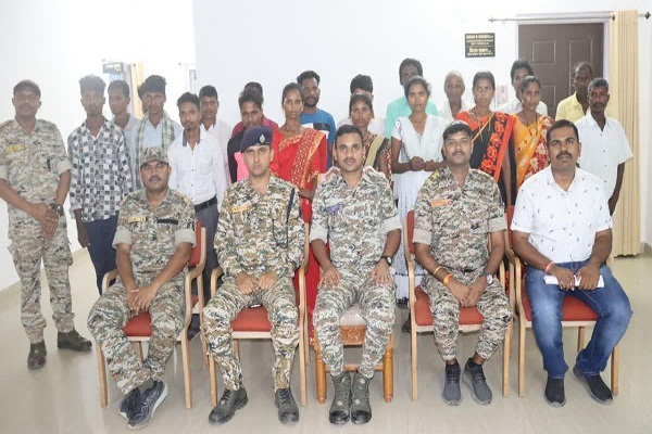 छत्तीसगढ़ शासन की ‘पुनर्वास नीति’ से बैकफुट पर नक्सली, सुकमा में एक साथ 20 नक्सलियों ने किया सरेंडर