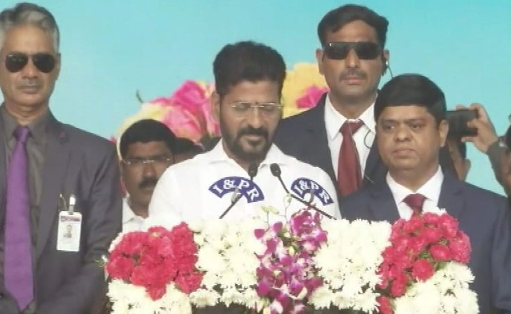 रेवंत रेड्डी ने ली तेलंगाना के सीएम पद की शपथ, सोनिया-राहुल-प्रियंका और खरगे भी रहे मौजूद