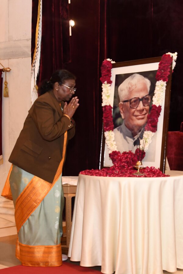 राष्ट्रपति ने आर. वेंकटरमन की जयंती पर उन्हें पुष्पांजलि की अर्पित