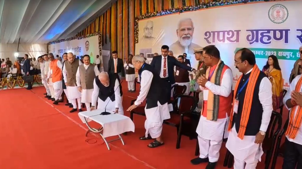 छत्तीसगढ़: सीएम के शपथ समारोह में पीएम मोदी ने खुद ही राज्यपाल के लिए खिसकाई टेबल , माइक भी किया ठीक