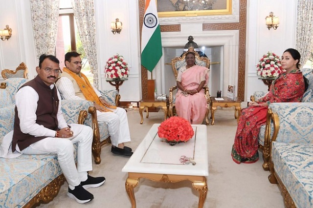 राजस्थान के मुख्यमंत्री और उप मुख्यमंत्रियों ने राष्ट्रपति और केन्द्रीय रक्षा मंत्री से शिष्टाचार भेंट
