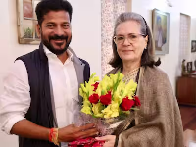 दिल्ली पहुंचे तेलंगाना के मनोनीत सीएम रेवंत रेड्डी, सोनिया, राहुल और प्रियंका गांधी से की मुलाकात