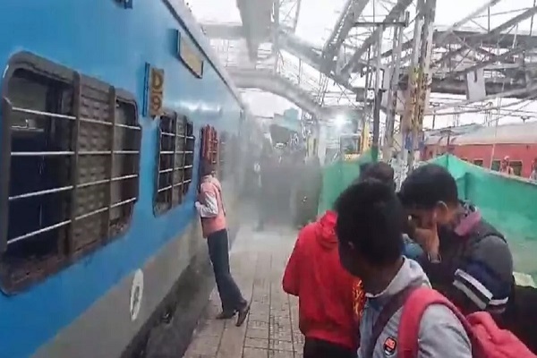 भुवनेश्वर-हावड़ा जनशताब्दी एक्सप्रेस में लगी आग, स्टेशन पर मची अफरा-तफरी; बाल-बाल बचे यात्री