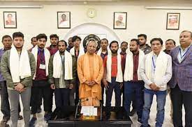 सीएम योगी आदित्यनाथ ने उत्तरकाशी सुरंग हादसे के जीवित बचे यूपी के 8 श्रमिकों से की मुलाकात