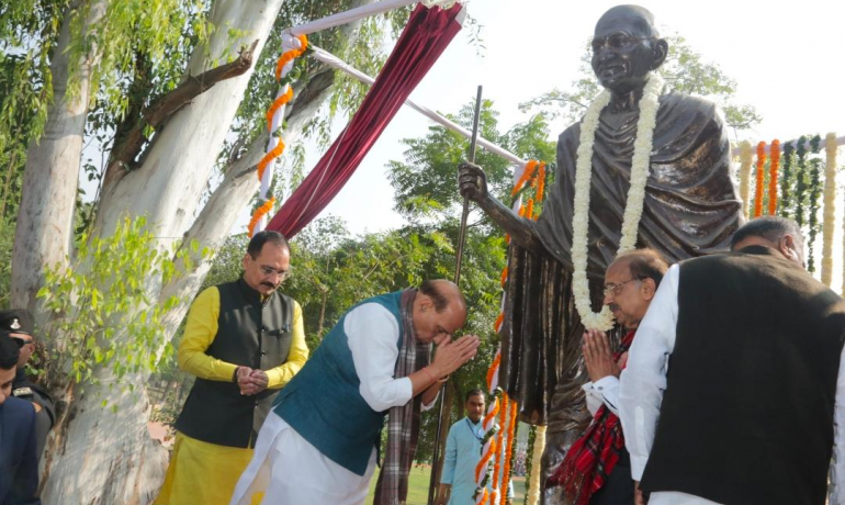 रक्षा मंत्री राजनाथ सिंह ने राजघाट के समीपगांधी दर्शन में महात्मा गांधी की 10 फीट ऊंची प्रतिमा का किया अनावरण
