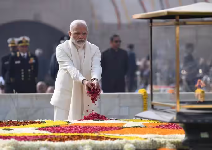 प्रधानमंत्री ने राष्ट्रपिता महात्मा गांधी को उनकी पुण्य तिथि पर श्रद्धासुमन किए अर्पित