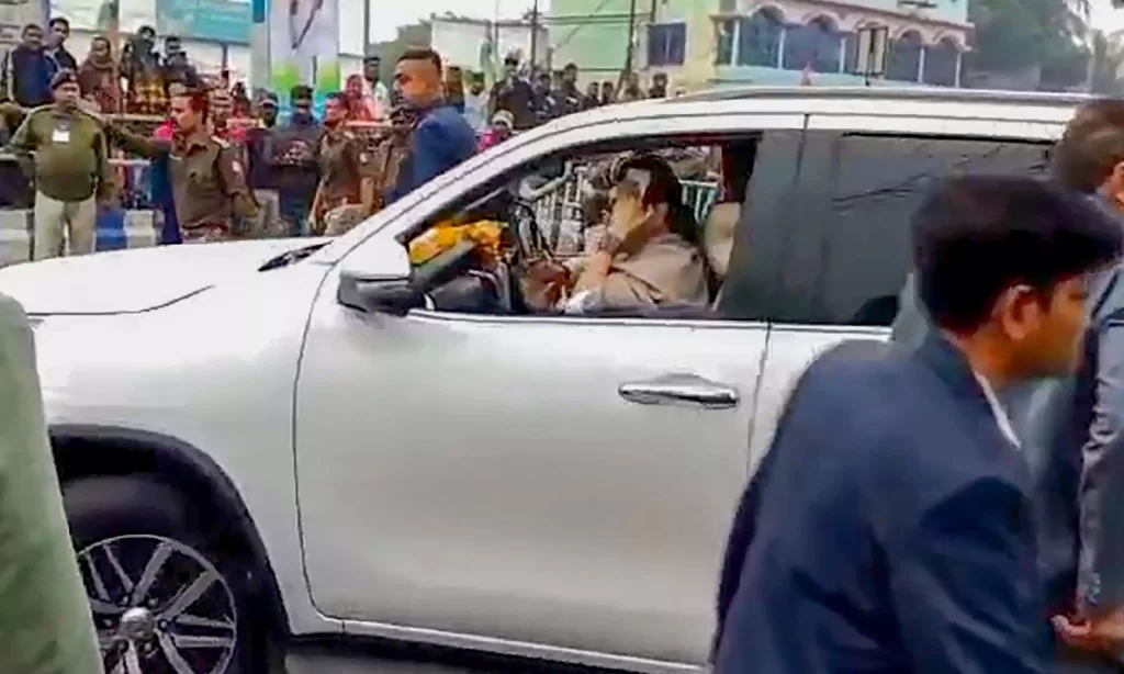 ममता बनर्जी की कार का हुआ एक्सीडेंट, अचानक ब्रेक लगाने से घायल हुई बंगाल की सीएम