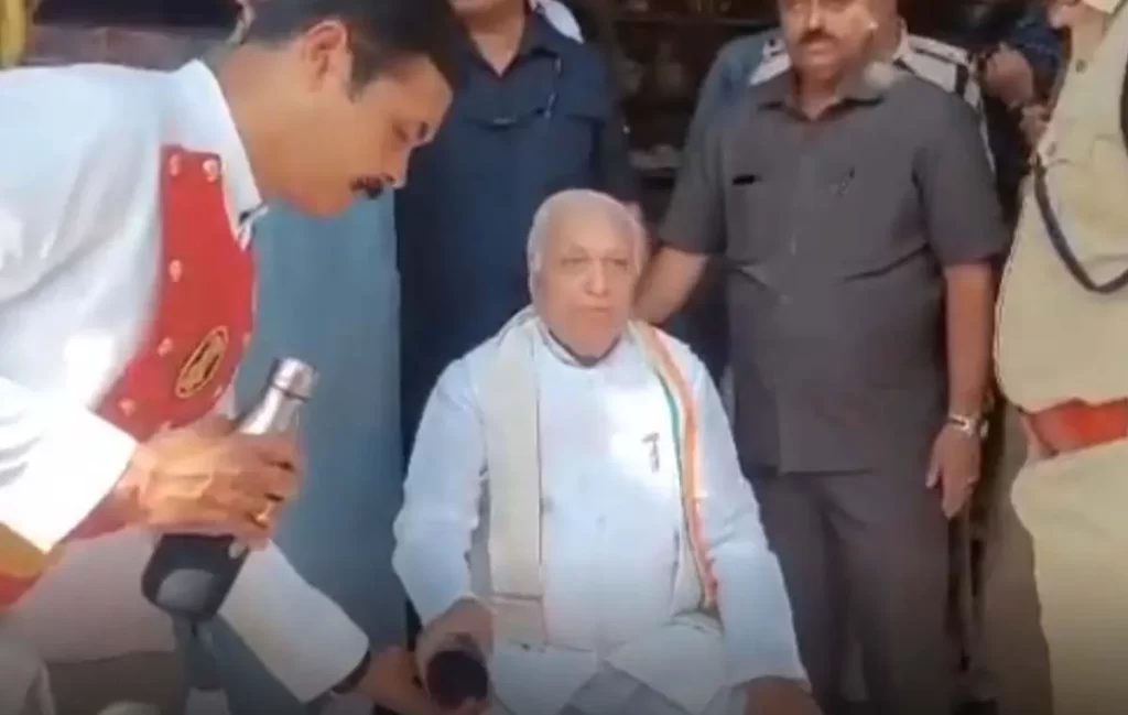 केरल में कुर्सी लगाकर धरने पर बैठे राज्यपाल, बोले-अमित शाह से बात कराओ