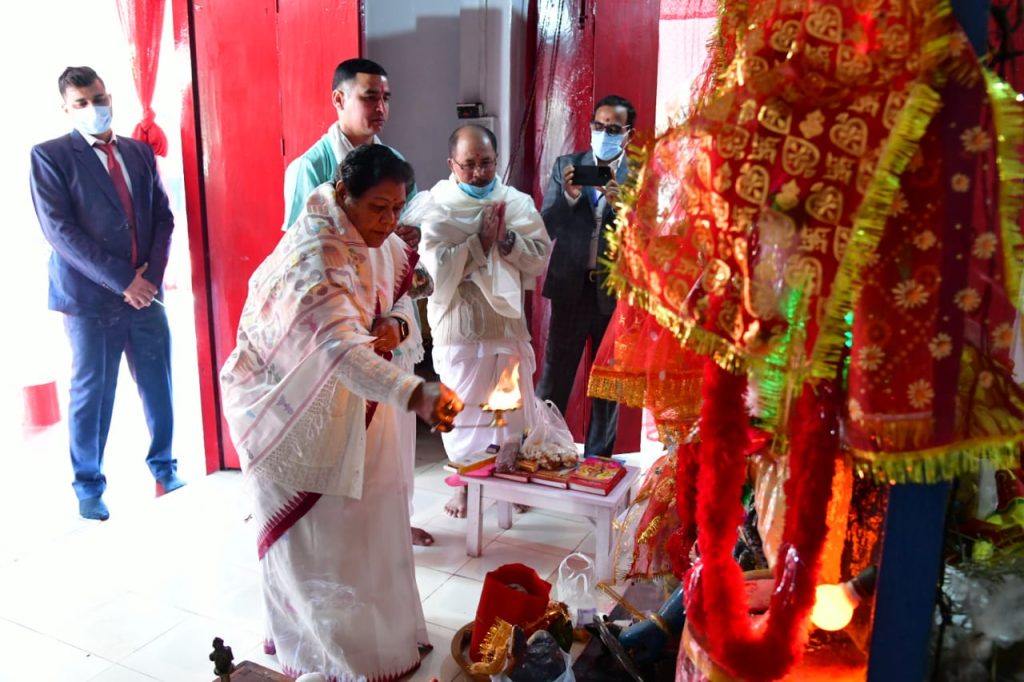मणिपुर राज्यपाल ने 2024 की शुरूआत मंदिर में की पूजा अर्चना, ओल्डएज होम में वरिष्ठों से मुलाकात ,आशीर्वाद लेकर किया नए साल का प्रारंभ