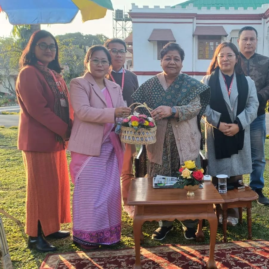 राज्यपाल मणिपुर से पोस्ट मास्टर लुखराम राधेश्याम सिंह ने पॉंच अधिकारियों के साथ राजभवन में की मुलाकात