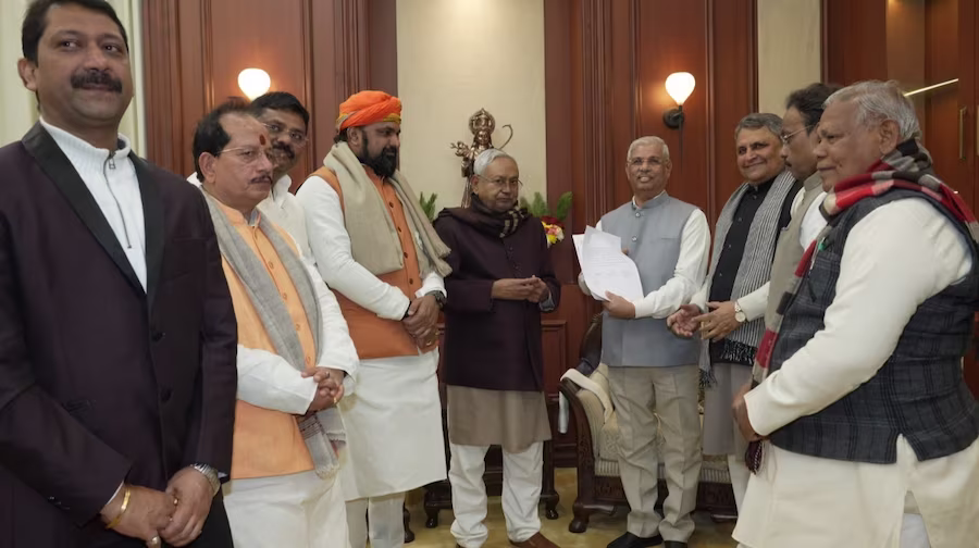 बिहार अपडेट: नीतीश कुमार ने महागठबंधन से तोड़ा नाता, राज्यपाल को सौंपा इस्तीफा