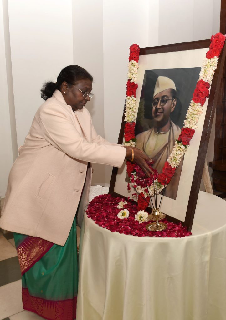 राष्ट्रपति द्रौपदी मुर्मु ने नेताजी सुभाष चंद्र बोस की जयंती पर उन्हें पुष्पांजलि की अर्पित