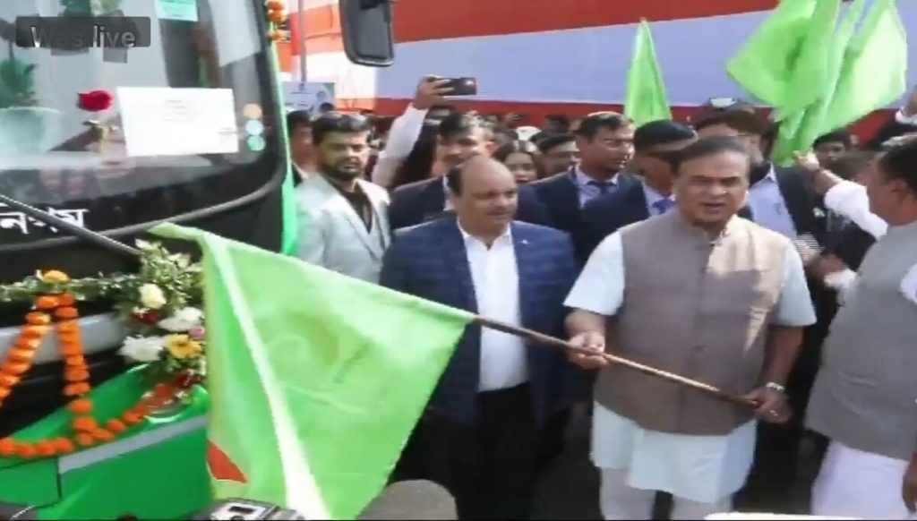 असम के मुख्यमंत्री ने 200 इलेक्ट्रिक बसों के बेड़े को हरी झंडी दिखाई Assam Chief Minister flags off fleet of 200 electric buses