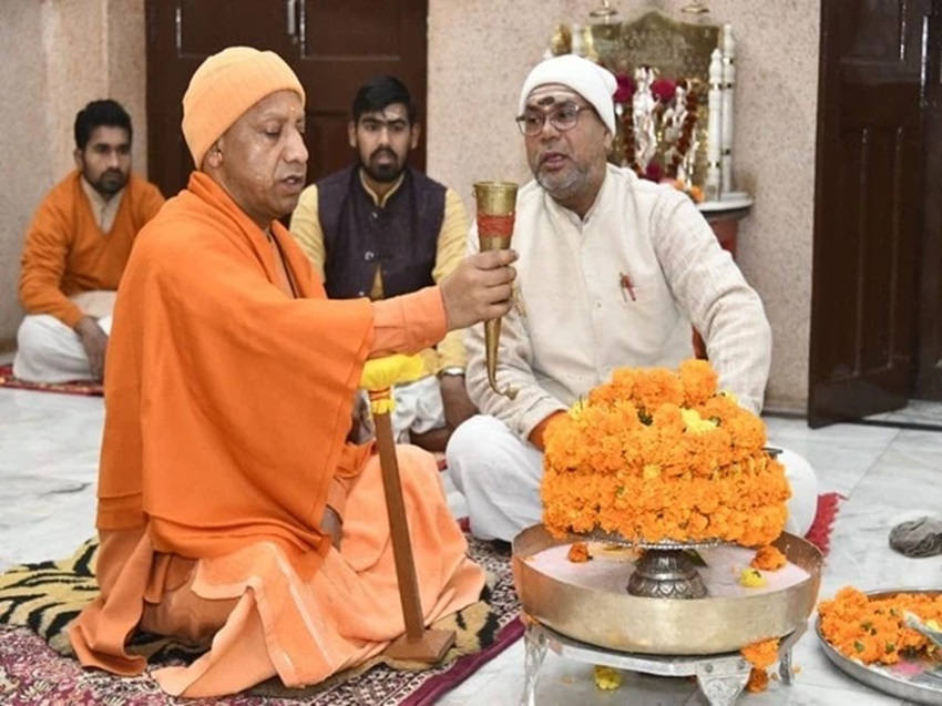 सीएम योगी आदित्यनाथ ने किया हवन तो सूर्य मंदिर पहुंचे गुजरात के मुख्यमंत्री,इस तरह बड़े नेताओं ने मनाया नया साल CM Yogi Adityanath performed Havan, Gujarat Chief Minister reached Sun Temple, this is how big leaders celebrated New Year