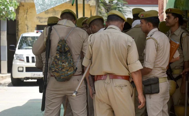 यूपी में दो समूहों के बीच झड़प के दौरान गोली लगने से पुलिसकर्मी घायल