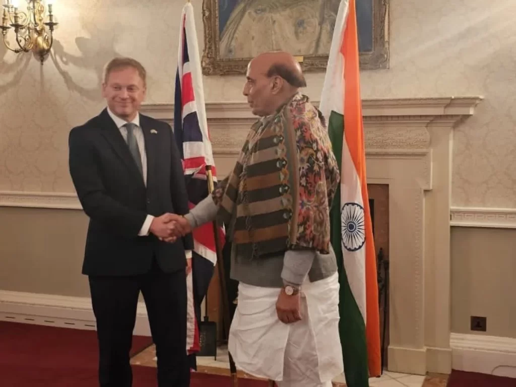 रक्षा मंत्री राजनाथ सिंह ने लंदन में ब्रिटेन के रक्षा मंत्री ग्रांट शाप्स के साथ की बैठक, रक्षा औद्योगिक सहयोग बढ़ाने पर दिया विशेष जोर