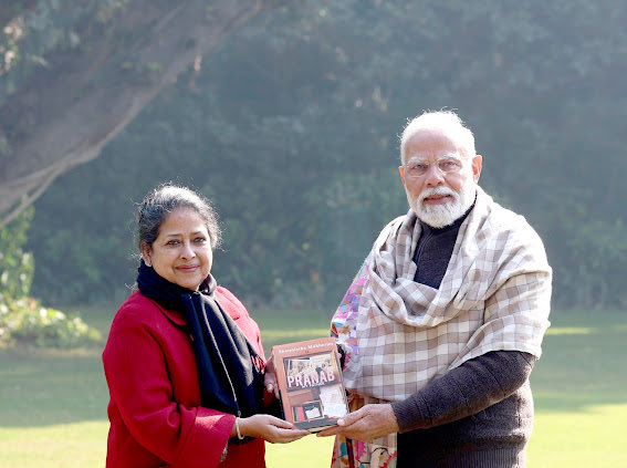 प्रधानमंत्री को शर्मिष्ठा मुखर्जी ने ‘प्रणब माई फादर: ए डॉटर रिमेम्बर्स’ की प्रति की भेंट