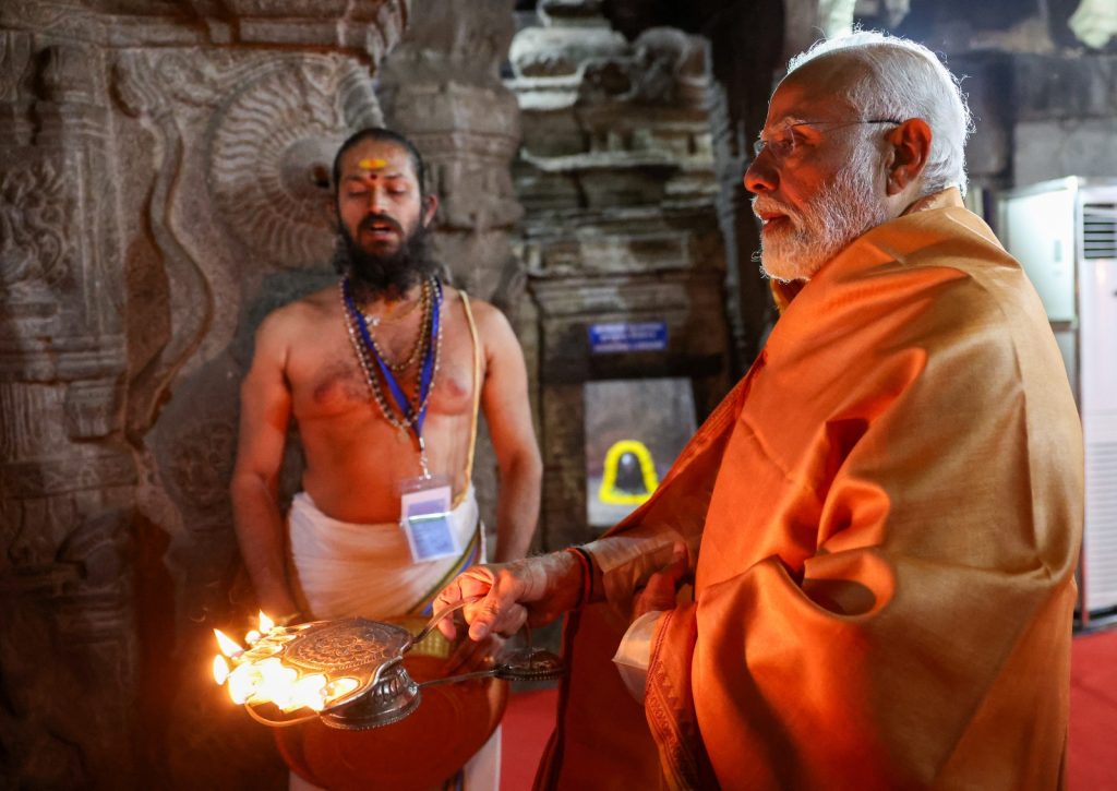 प्रधानमंत्री ने आंध्र प्रदेश के पुट्टपर्थी के लेपाक्षी ग्राम स्थित वीरभद्र मंदिर में की दर्शन और पूजा