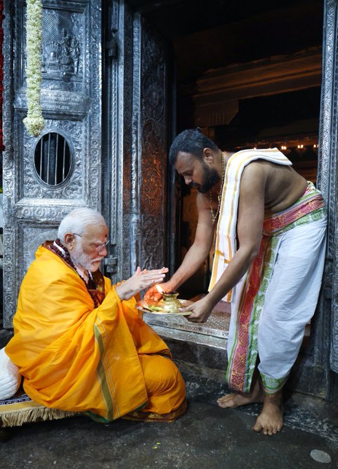 प्रधानमंत्री ने तमिलनाडु के अरुलमिगु रामनाथस्वामी मंदिर में पूजा-अर्चना की