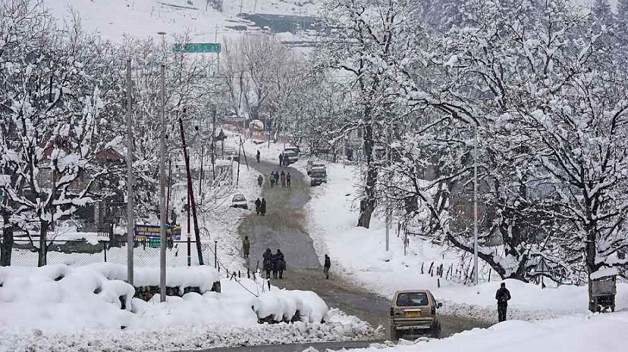 कश्मीर में तापमान जमाव बिंदु से नीचे चले जाने से जलस्रोत जम गए Water sources froze as temperature dropped below freezing point in Kashmir