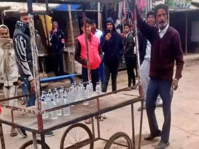 बिहार में नए साल पर ठेले पर बिकी शराब, लोगों ने टमाटर-प्याज की तरह खरीदी… Liquor sold on carts on New Year in Bihar, people bought it like tomatoes and onions...