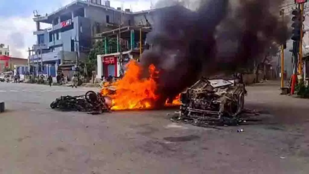 मणिपुर में फिर भड़की हिंसा, चार लोगों के लापता होने की सूचना, इलाके में दहशत का माहौल Violence flares up again in Manipur, four people reported missing, atmosphere of panic in the area