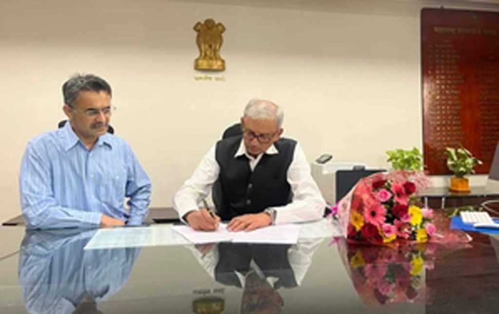 नितिन करीर ने नए मुख्य सचिव के रूप में कार्यभार संभाला, महिला आईएएस अधिकारी को एक बार फिर हटा दिया गया Nitin Kareer takes charge as the new Chief Secretary, woman IAS officer removed once again