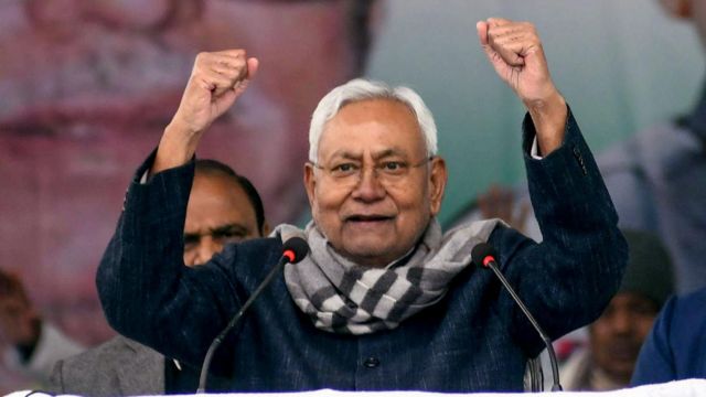 स्वाभिमानहीन-नीतीश कुमार !